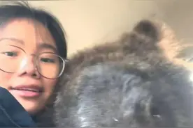 女饲养员与棕熊“打架”引网友担心，当事人：我和它天下第一好图片