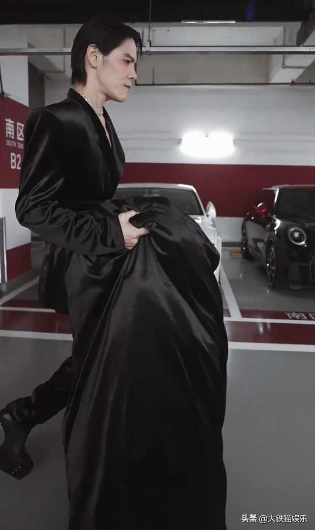 北京这一晚，55岁刘奕君秒了41岁向佐，才懂男人刚阳硬朗的魅力