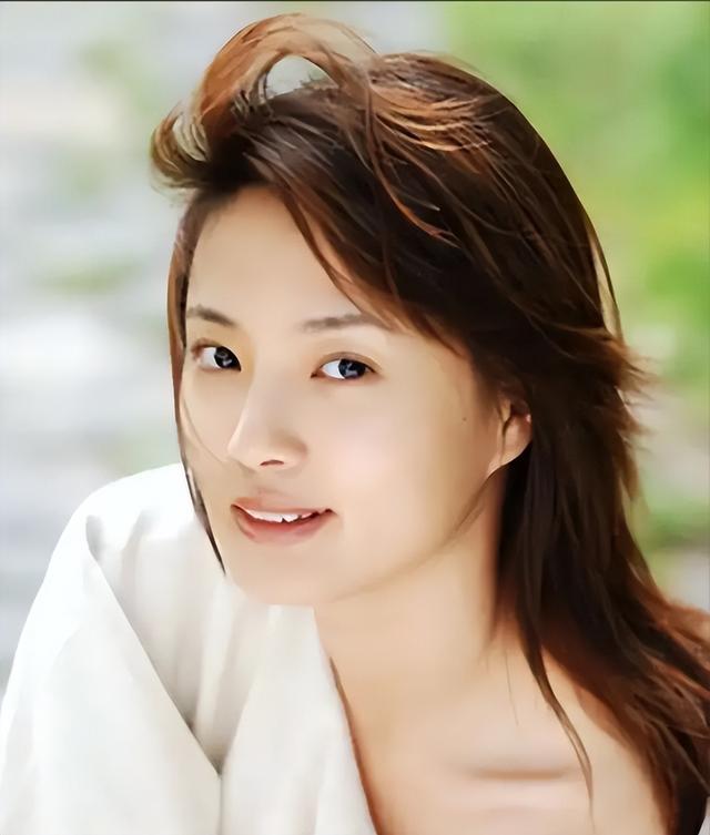 她曾是“央视台花”，男友被判死缓，丈夫狱中身亡，47岁无人敢娶