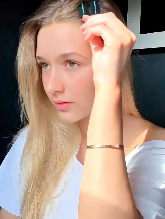 天啊贝克汉姆的女儿小七咋变这么美了？14岁的她金发碧眼惊为天人