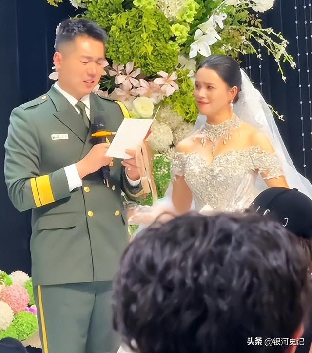 张自轩婚礼现场	，新娘很强势两次拒绝他的亲密动作，岳父实力不菲