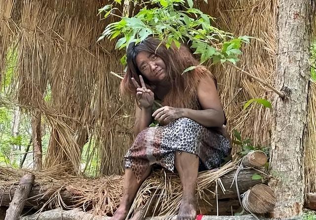 解放军在云南原始森林，发现一群男女，他们住草棚靠野果捕猎为生