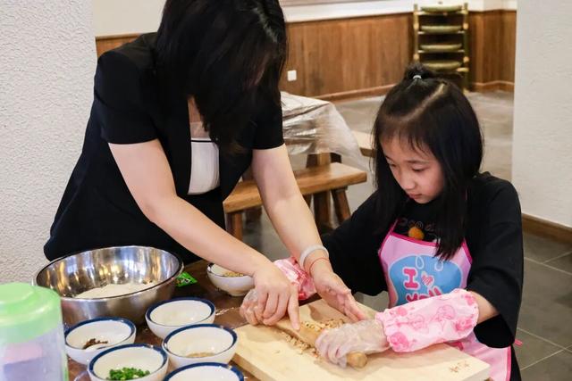 宜宾冠英古街秋假遛娃指南：非遗扎染、燃面研学、江边喂鱼，一站式玩透！