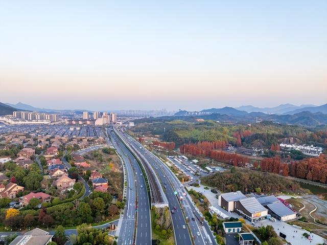 中央定调明年经济！工资、房子、生娃有大变化，普通人要翻身了？