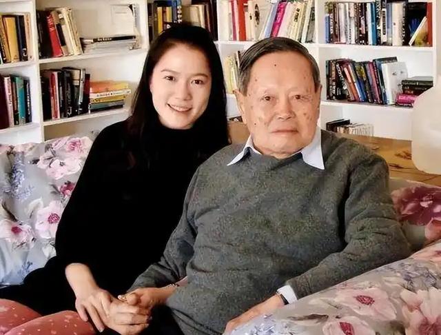 杨振宁追悼会确定，离世前状态曝光，摔跤酿大祸，翁帆或早有察觉
