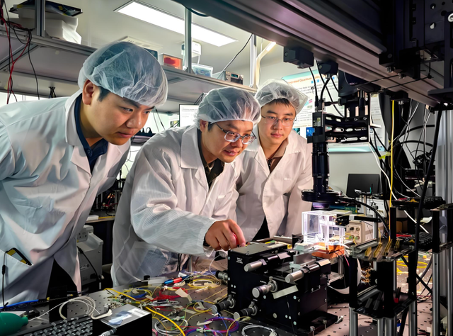 黄仁勋或没料到，飞机刚走不久，他辛苦搭的台子，就被周鸿祎点破