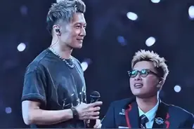 谢霆锋演唱会超燃！两儿子到场王菲热舞，谢振轩旁坐一女生好面熟图片