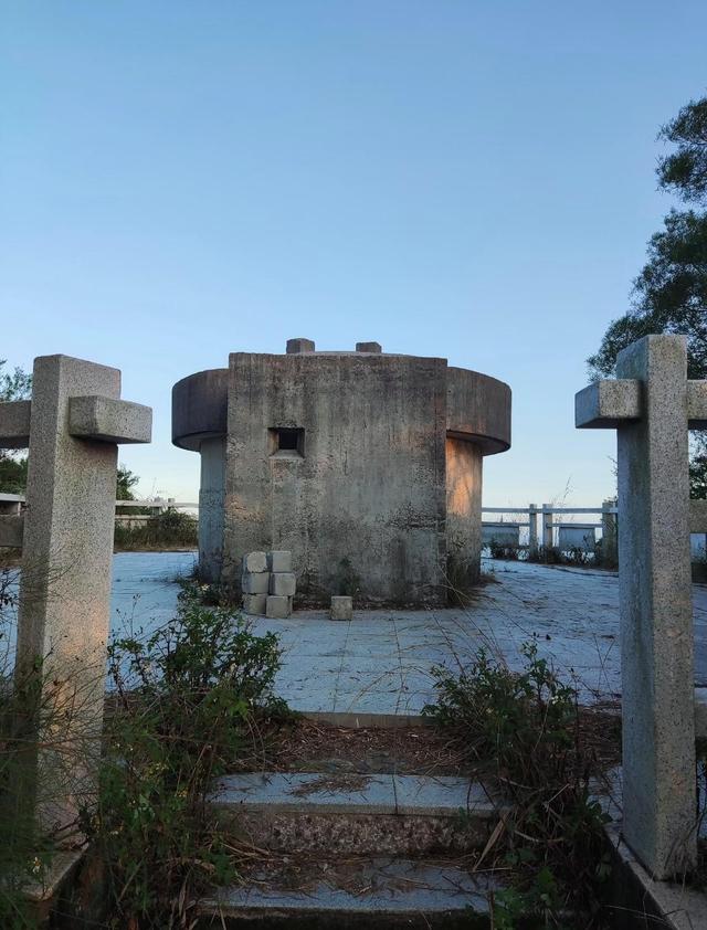 厦门东坪山碉堡观景台，可远眺大小金门及大担岛，看日出绝佳地点