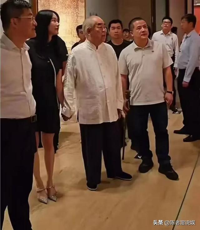 与女儿断绝关系不到3天，范曾担心的事发生了，小50岁娇妻受牵连