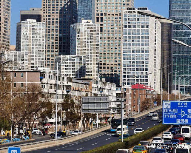 她连续5次上春晚，私下却和恩师同居怀孕被骗流产，现在57岁单身