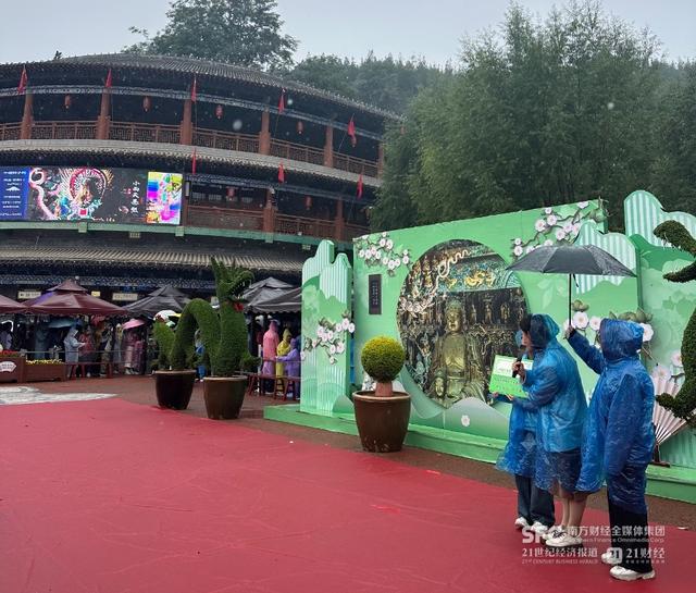 被“悟空”带火的小西天：游客增上百倍 雨中排长队