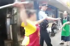 江苏女子抄铁棍暴打亲闺女，原因竟是：30岁还没嫁人，混得稀撇。图片