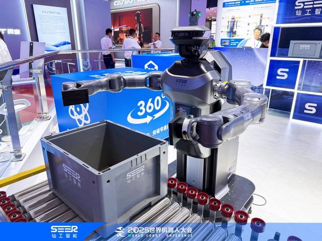 仙工智能亮相2025WRC：人形机器人打工实景，机器狗表演燃爆全场