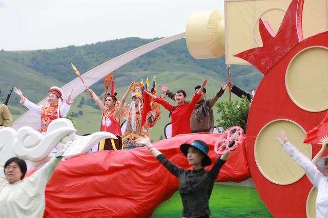 “跟着电影赶大集”草原行启幕！“光影+”燃亮兴安盟那达慕