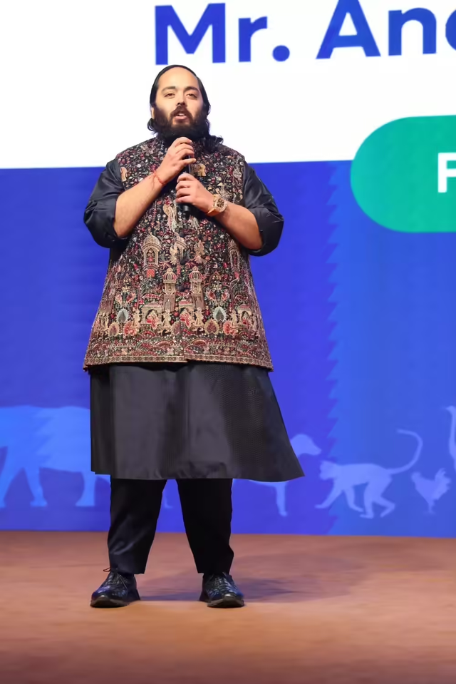 亚洲首富小儿媳和大伯哥曝炸裂丑闻？多次含情脉脉牵手摸腰