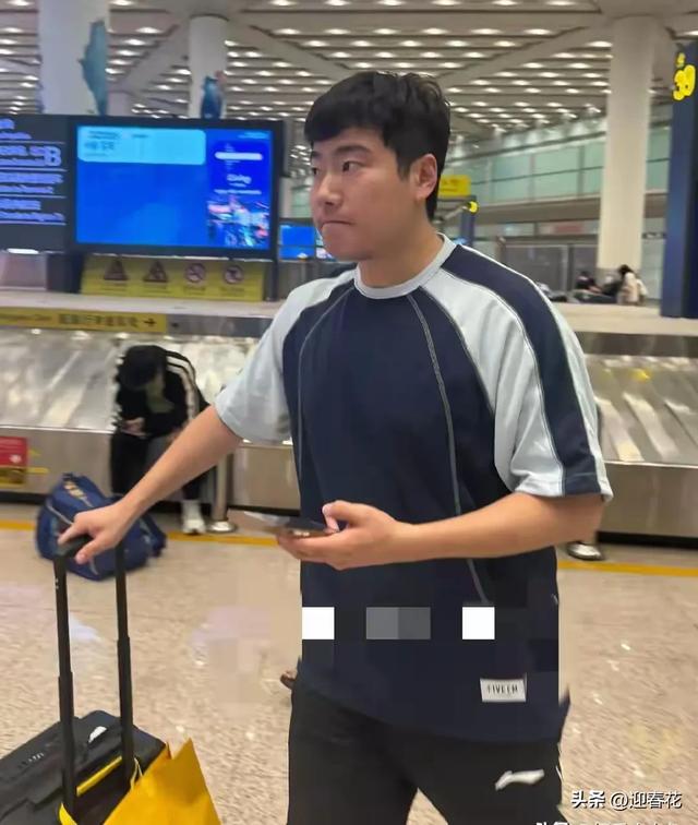 国乒回国抵达北京机场照，王曼昱被老奶奶包围，高远给小粉丝签名