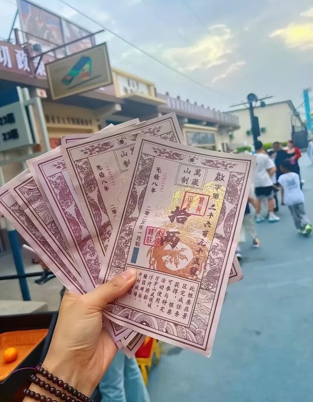 花大价钱建的“古镇”越来越凉，迪士尼排队7小时，什么信号？