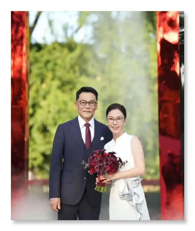 李国庆60岁娶北大校友张丹红：从当当兴衰到公益婚礼，他为何敢再信婚姻？