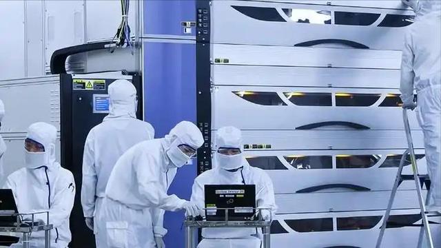 一个都跑不掉！华为600万年薪高管，带13人偷芯片，如今下场解气