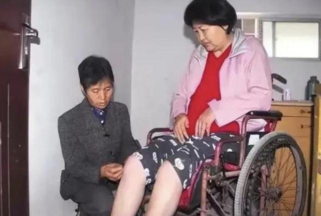 29岁女孩车祸成植物人遭父母抛弃，谁料，护工竟带回家当宝养！