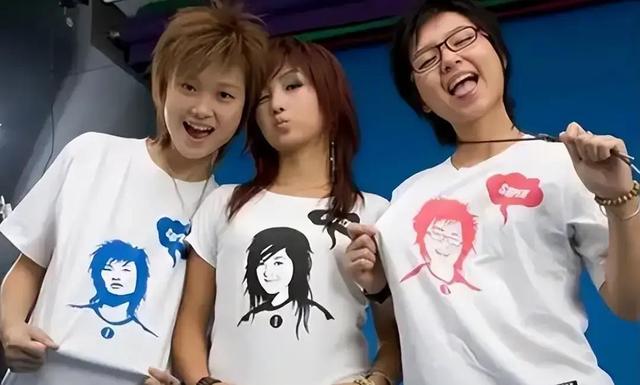 39岁何洁不忍直视	，腋下勒出副乳肚子三层肉，要养4个娃操劳疲惫