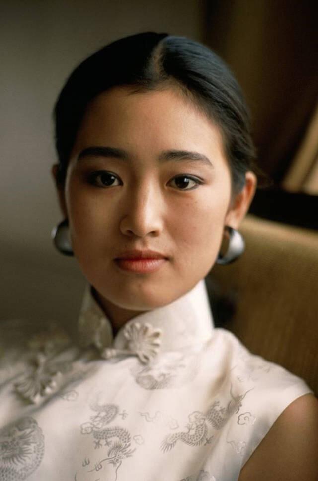 巩俐一头银发现身晚宴！从容老去拒绝修饰，真实状态最美！