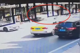 乌镇一男子开玛莎拉蒂撞塌民宿屋檐，交警：事故还在处理中图片