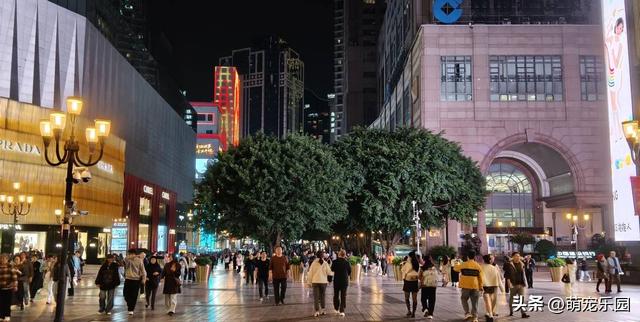 重庆夜晚太震撼，刚出地铁站，解放碑热闹景象扑面而来