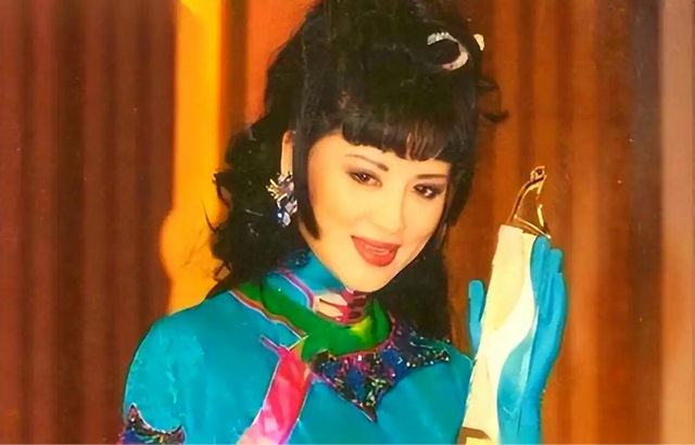 她是中国第一美妇，坐牢、离婚、拍三级片，还因太美被克林顿接见