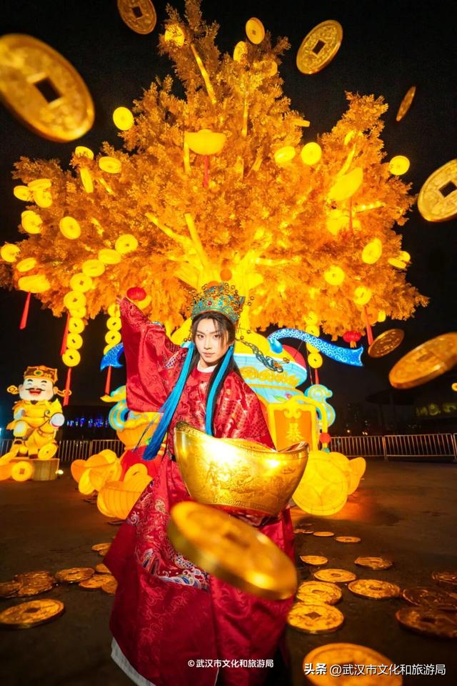 武汉最大发财树，三层楼高，明天亮！