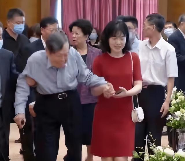 杨振宁家庭情况曝光：三个儿女无人继承物理学，与翁帆关系也很好