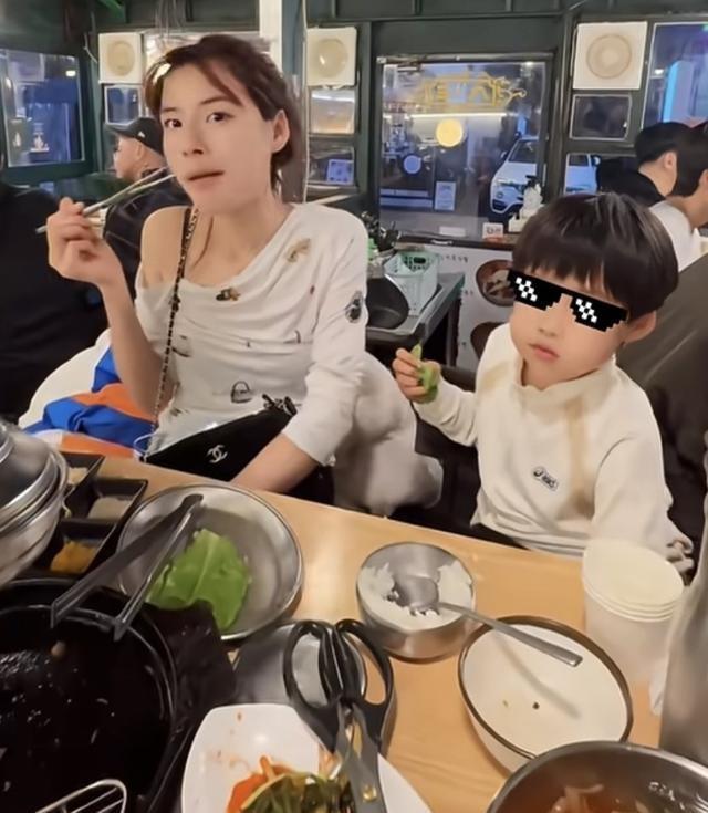 苏醒一家韩国旅游，廖语辰穿4万LV大衣又美又白，5岁儿子长得好萌