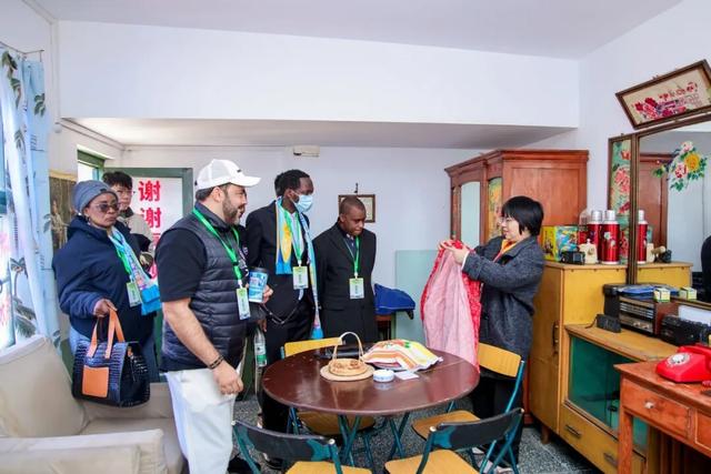 10国非洲媒体人来北京市通州区台湖镇打卡啦！