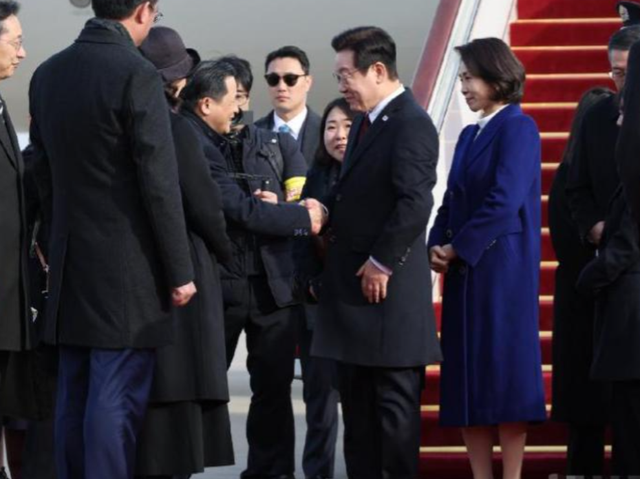 吃完了酒席，李在明启程离京，临走前终于对华改口	，一个时代告终