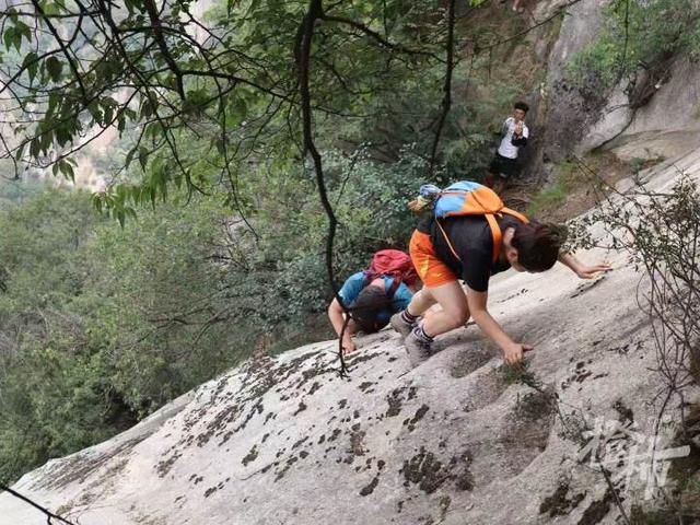 华山险峰发现神秘洞窟和汉代塑像？ 景区回应橙柿：相关地点已管控，不建议大家打卡