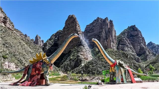 炳灵龙谷（石林）丨丹霞地貌中的恐龙主题乐园