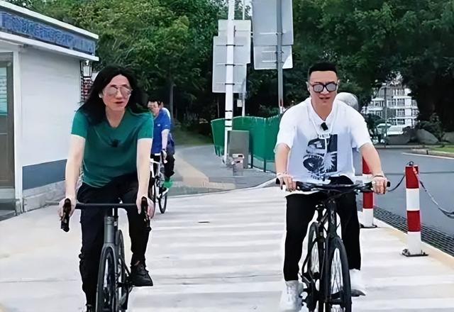 汪峰发文传来噩耗，52岁突然离世，死因曝光，不值得同情