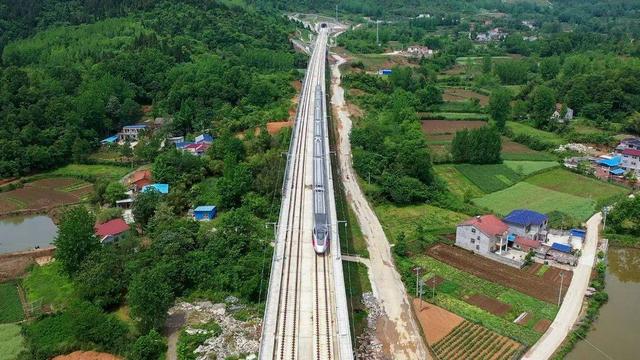 乘坐高铁到神农架避暑游何以爆火？