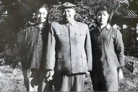 许世友上将罕见同两个女儿的合影，大女儿许丽，三女儿许华山。图片