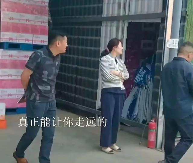 宗馥莉云南出差被偶遇：素颜针织衫配凉鞋，身价千亿却零保镖