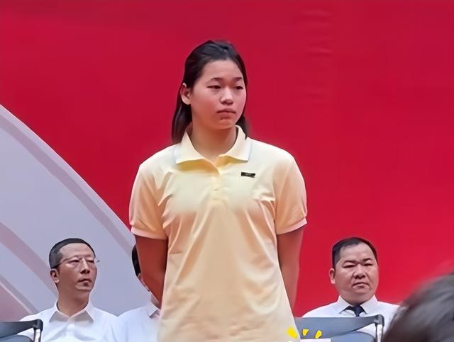全红婵参加开学典礼，身体发育明显，网友：这么胖，好好读书吧！