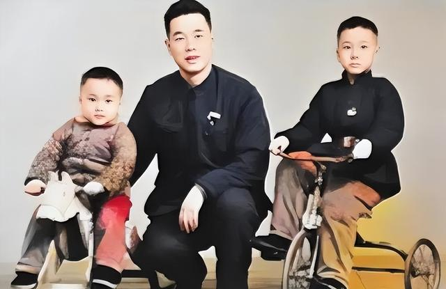 70年代，李鹏总理一家五口合影，夫人气质不凡，三个孩子长相出众