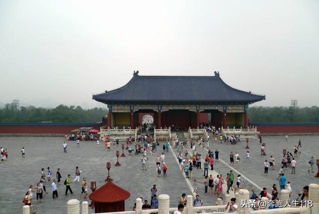 古木参天、绿草如茵，天坛景色秀