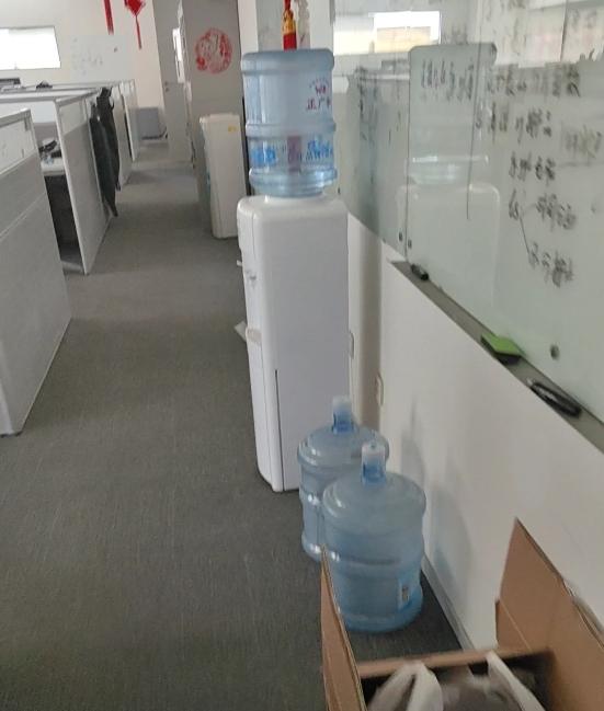 放桶装水的“饮水机”，为什么很少见了？网友：沦为时代的眼泪
