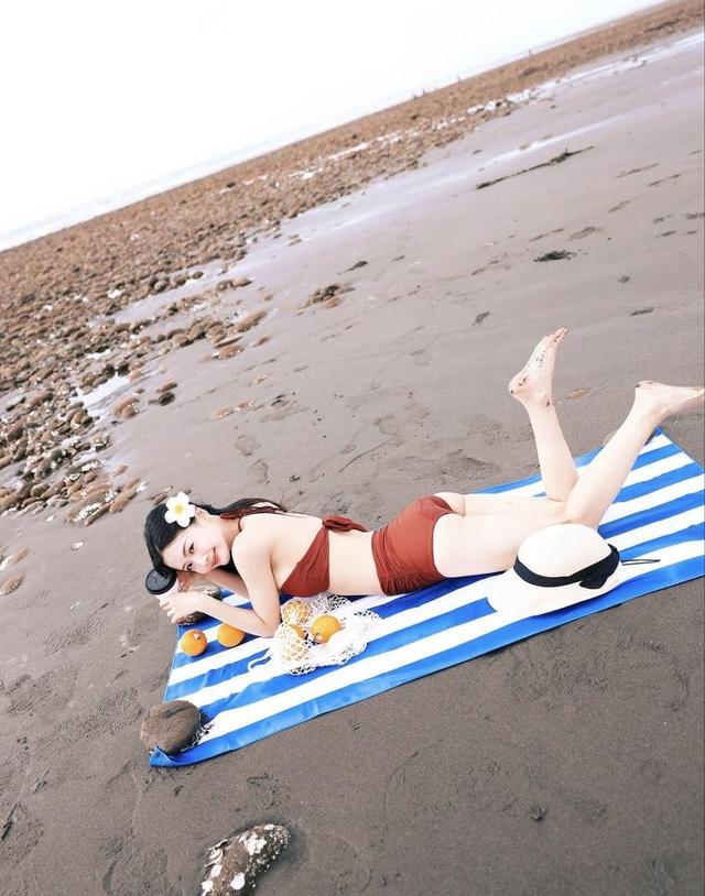 粉色梦境中的温柔时光，春日樱花飘散，轻盈美好片段闯入记忆深处