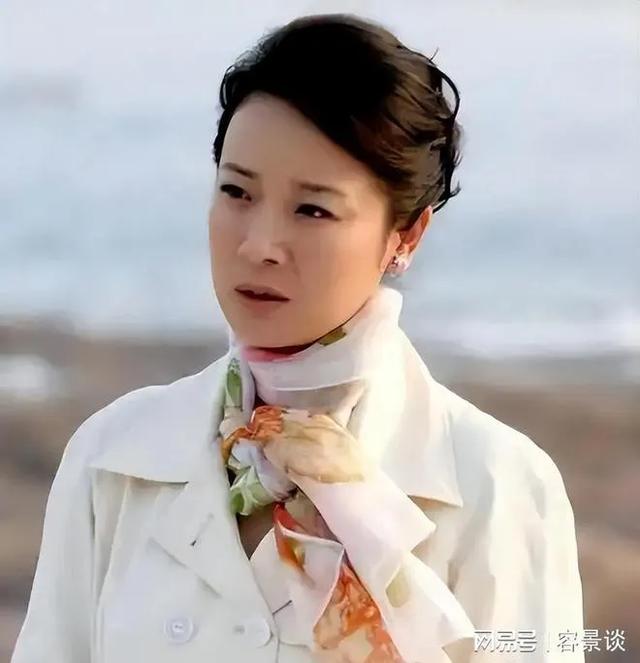 她是国家一级女演员，多次给坐轮椅丈夫戴绿帽，如今儿子也是演员