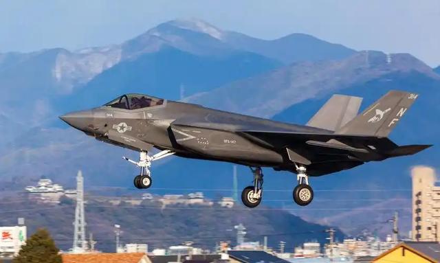 歼50、歼36双雄将至！2035年，中国舰载机“断代式”碾压F35C？