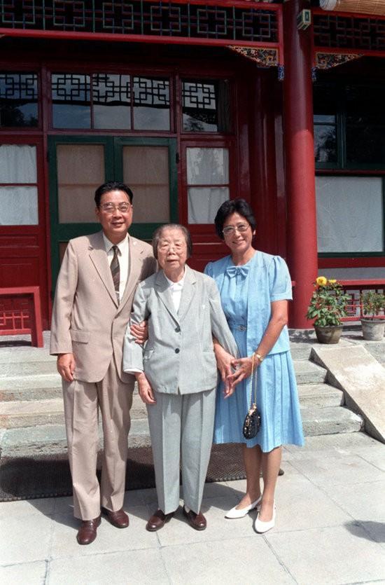 1993年，李鹏总理与夫人朱琳，北京家中唱卡拉OK，非常罕见的留影