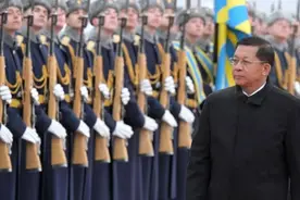 缅甸国管委主席敏昂莱大将抵达俄罗斯，接受俄罗斯国家仪仗队致敬图片