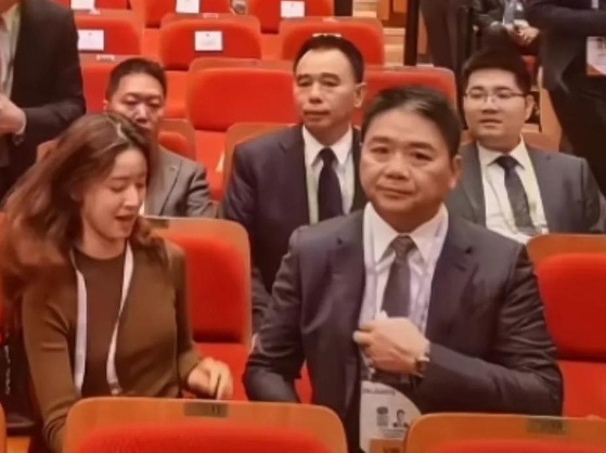 刘强东章泽天久违合体仅3天，令人恶心的一幕上演，杨颖也被牵连